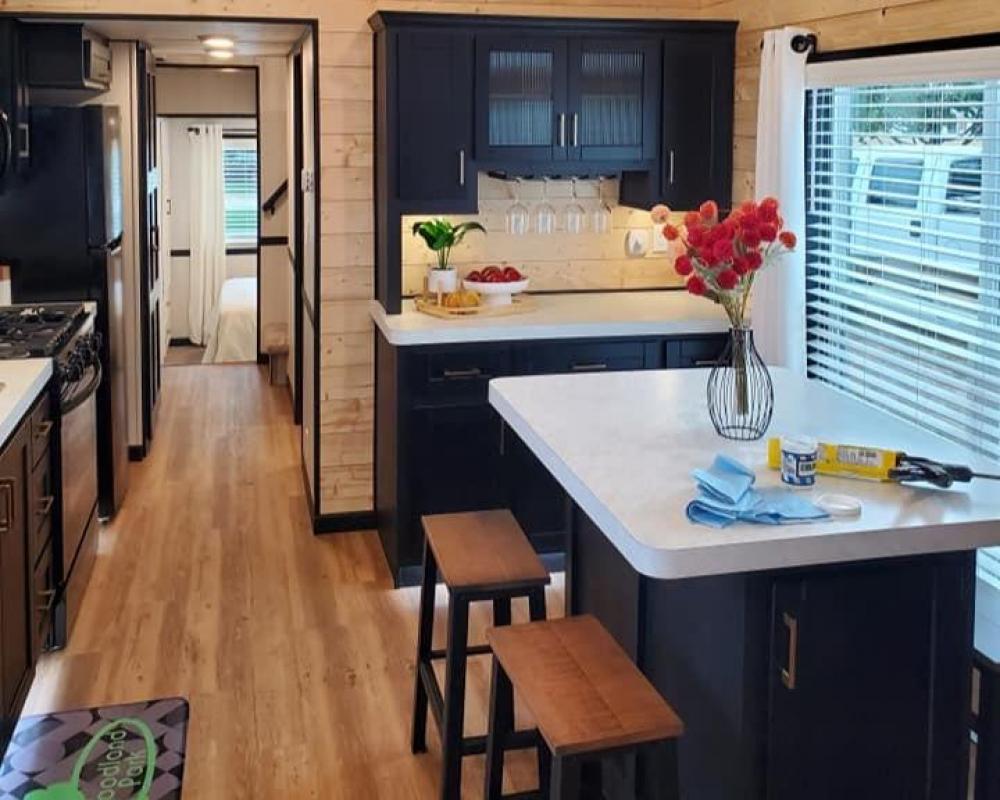 BLACK - Hutch & Island