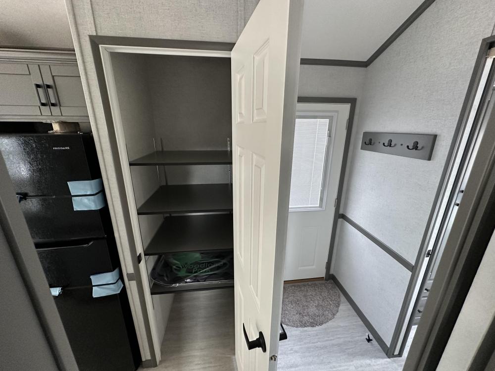 CLOSET - 4 Adjustable Shelves