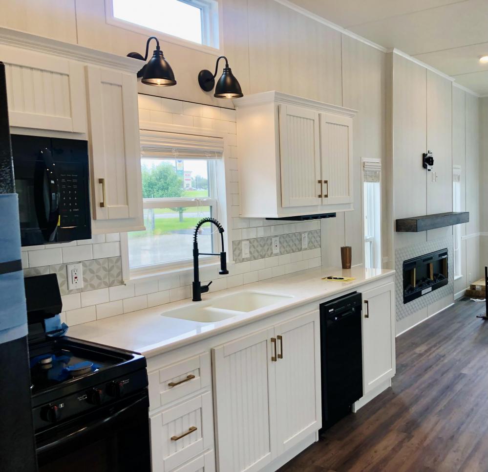 BACKSPLASH - TILE SUBWAY WHITE & TAN