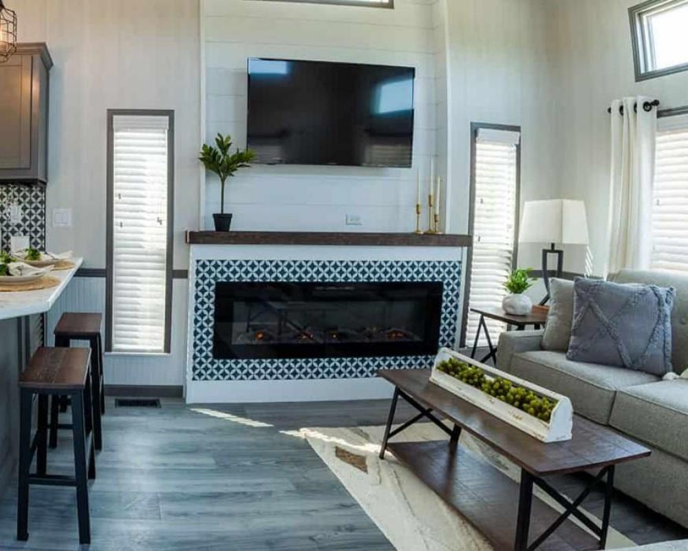 FIREPLACE SURROUND - Black & White