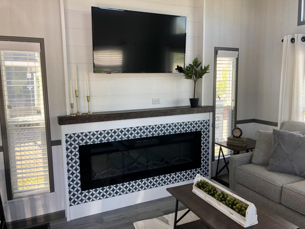 FIREPLACE SURROUND - Black & White