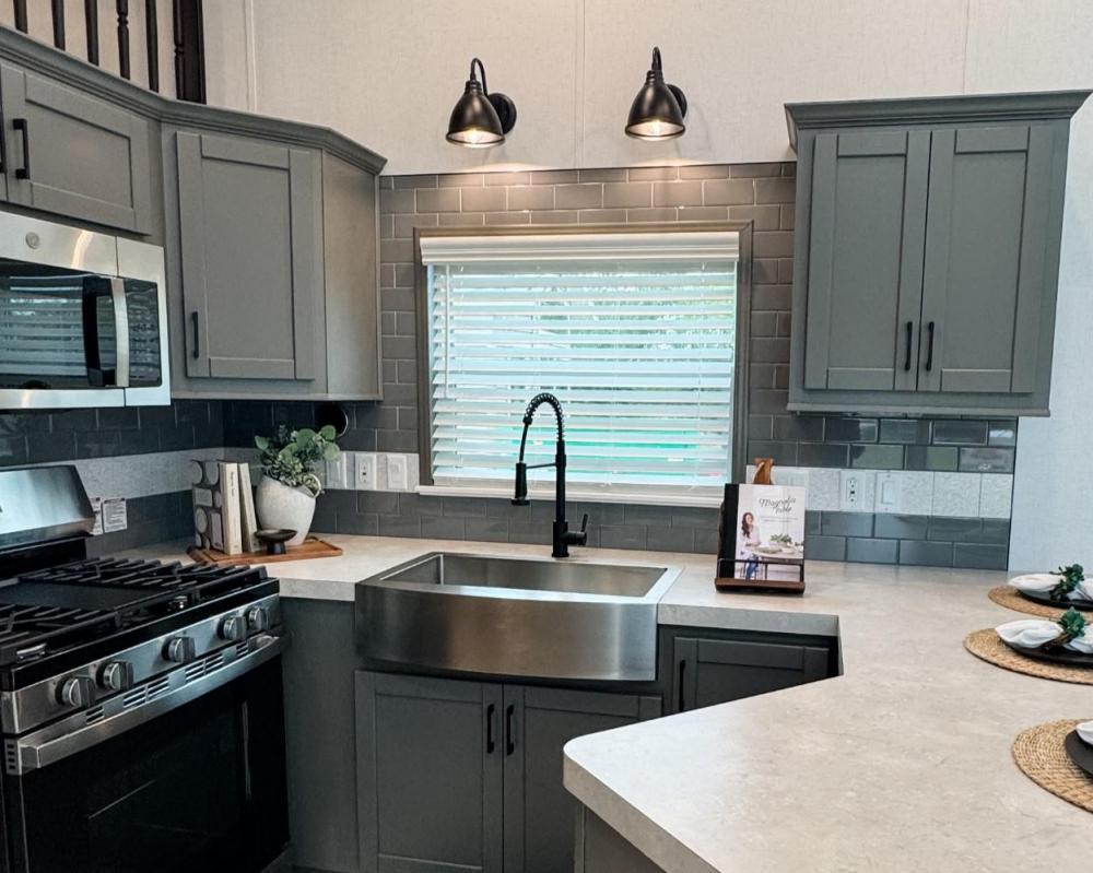   BACKSPLASHES & TILE SURROUNDS